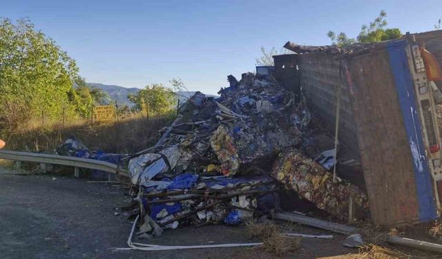 Karabük’te hurda yüklü tır devrildi: 1 yaralı