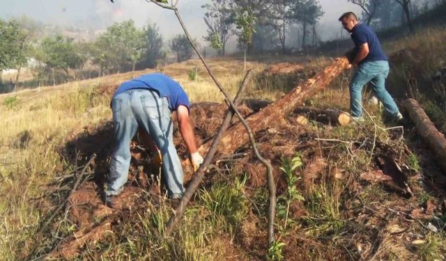 Karabük’te köylüler, evlerini korumak için su taşıyarak yangına müdahale etti
