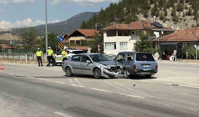 Karabük’te otomobiller çarpıştı: 2’si çocuk 6 yaralı