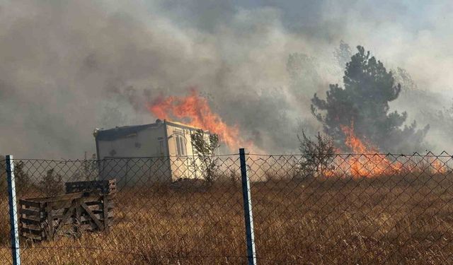 Karabük’teki yangın evlere sıçradı