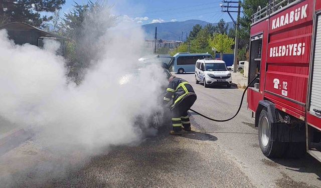 Seyir halindeki otomobil alev aldı