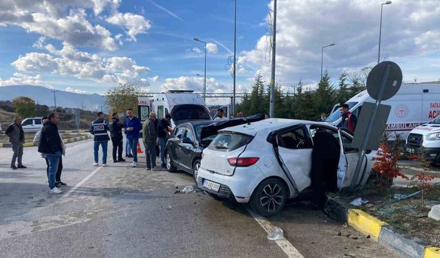Karabük’te iki otomobil çarpıştı: 7 yaralı
