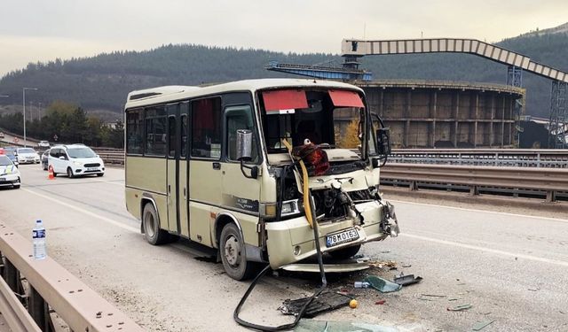 Yolcu minibüsü tır dorsesine çarptı
