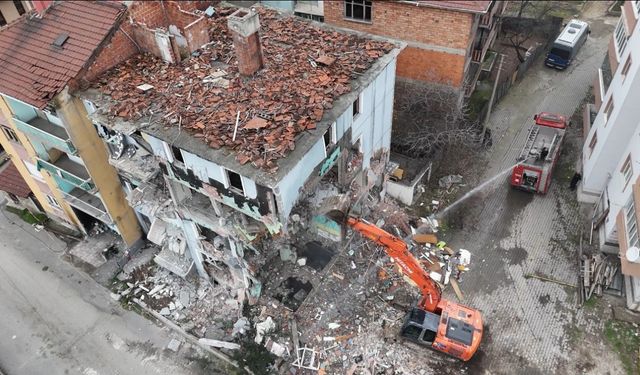 Karabük’te doğal gaz patlaması sonrası hasar gören bina 3 yıl sonra yıkılıyor