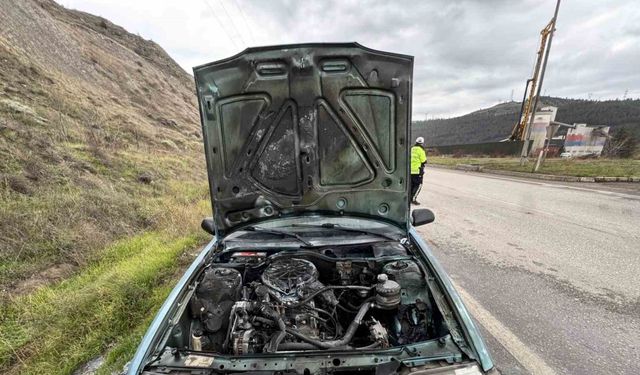 Seyir halindeki otomobilde çıkan yangın söndürüldü