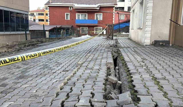 Apartman önündeki çatlaklıklar istinat duvarına zarar verdi