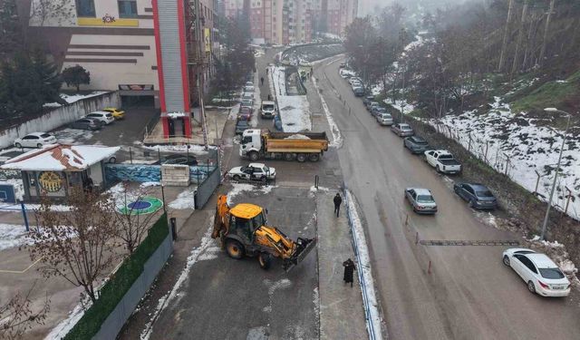 Karabük Belediyesi kar temizleme çalışmaları sürüyor