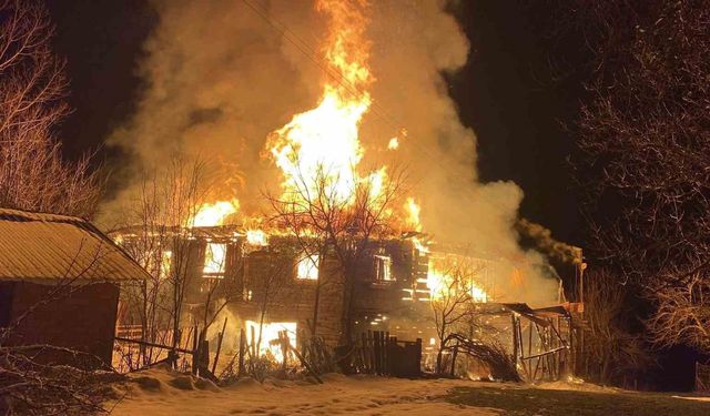 Karabük'te iki katlı ahşap ev küle döndü