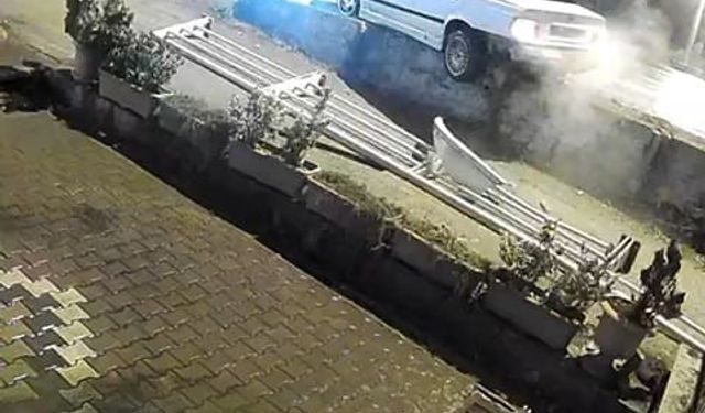 Kaza yapınca aracını bırakıp gitti, o anlar kameraya yansıdı