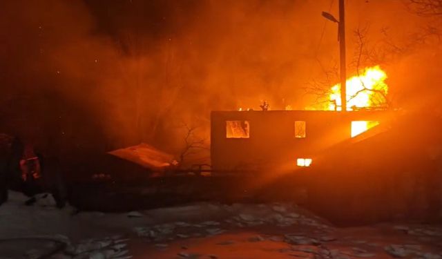 Muhtara ait iki katlı ev alevlere teslim oldu