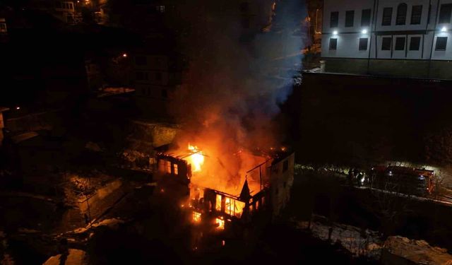 Safranbolu'da 200 yılık tarihi konak alevlere teslim oldu