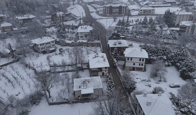 Safranbolu'da kar yağışı tarihi konakları yeniden beyaza bürüdü