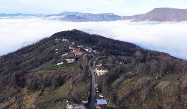 Köyü ve dağ eteklerini kaplayan sis denizi mest etti