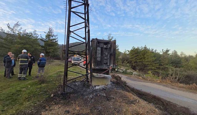 Patlayan elektrik trafosu alev aldı