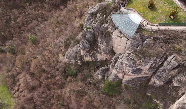 Genç kız 80 metre yüksekliğindeki cam terastan kendini boşluğa bıraktı