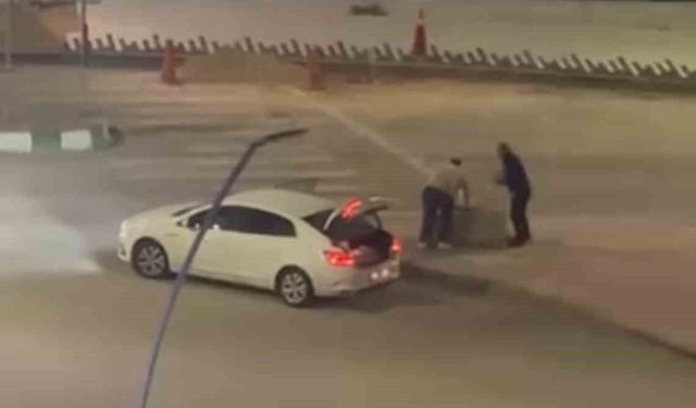 Kaldırım taşı çalan 2 zanlı yakalandı