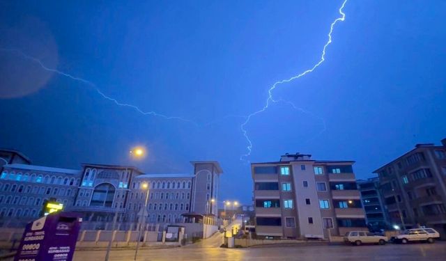Karabük'te sağanak etkili oldu, şimşekler gökyüzünü aydınlattı