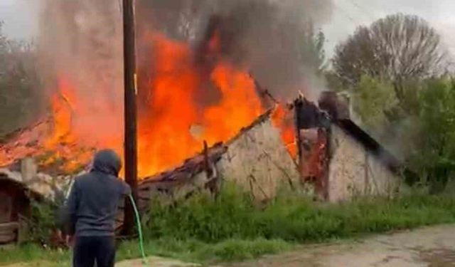 Karabük'te tek katlı ev çıkan yangında küle döndü