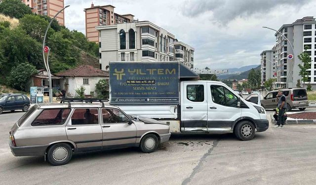 Karabük'te otomobil kamyonetle çarpıştı: 1 yaralı