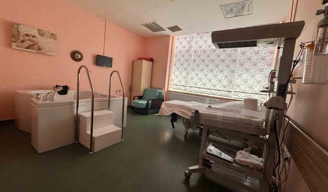 Karabük Eğitim ve Araştırma Hastanesinde suda doğum dönemi başladı