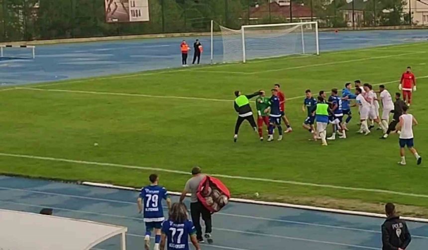 Karabük’te amatör lig maçında bitiş düdüğüyle saha karıştı