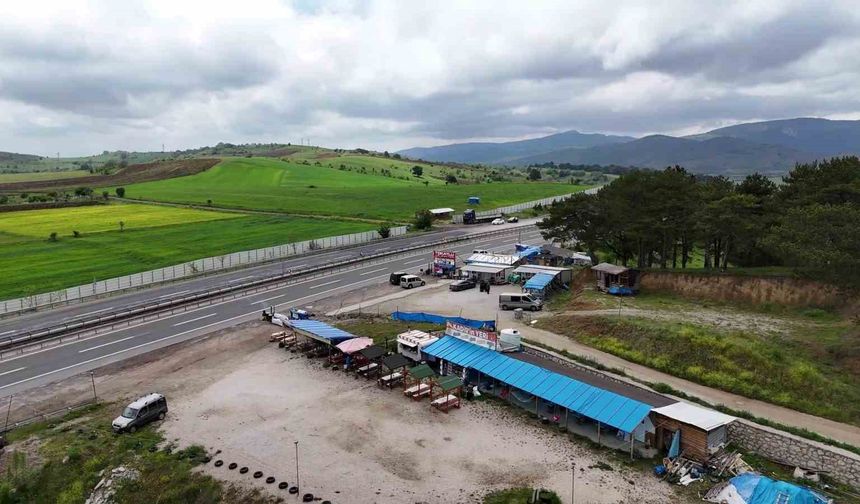 Kemikli Rampaları’ndaki barakalar hem trafik güvenliğini tehdit ediyor hem de mesire alanını engelliyor