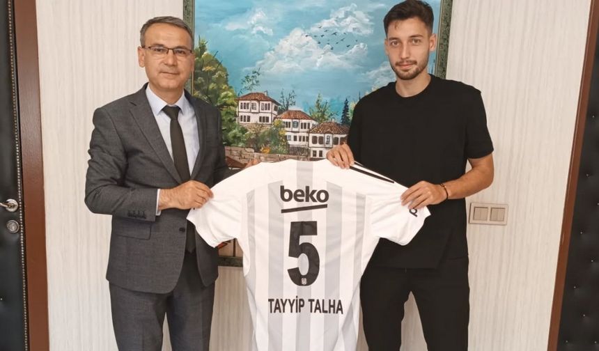 Tayyip Talha Sanuç’tan lise öğretmenine Beşiktaş forması