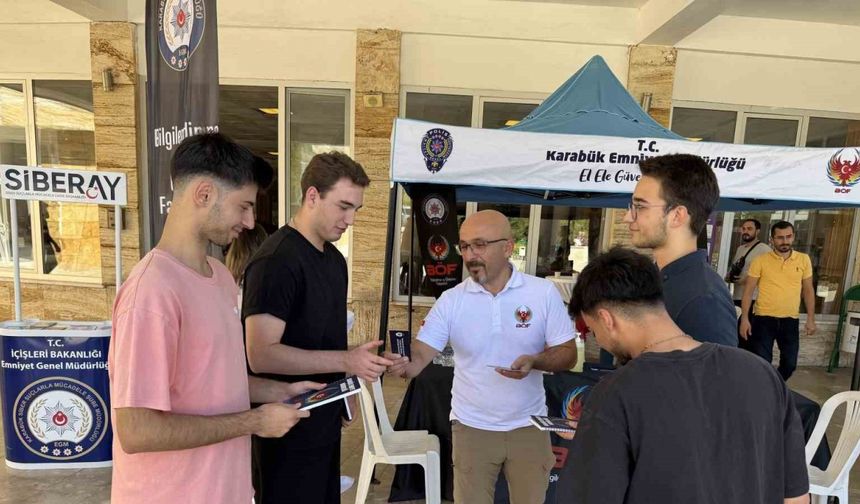 Karabük’te polisler üniversite öğrencilerini bilgilendiriyor