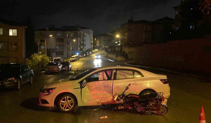 Otomobil ile motosiklet çarpıştı: 1’i ağır 2 yaralı