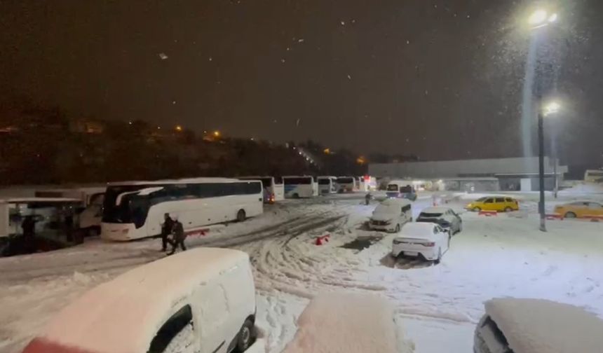 Kar yağışı ve kazalar nedeniyle trafik kapatıldı yolcular otobüslerde sabahladı