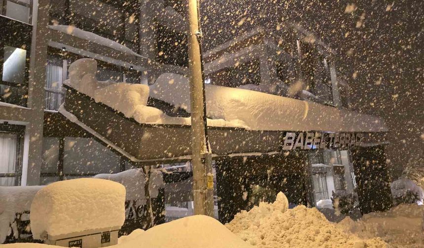 Kar yükünü taşıyamayan site giriş tacında yıkılma tehlikesi