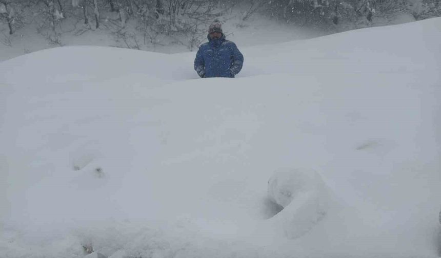Karabük-Bartın yolunda kar kalınlığı 1,5 metreyi aştı