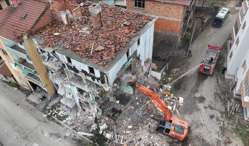 Karabük’te doğal gaz patlaması sonrası hasar gören bina 3 yıl sonra yıkılıyor