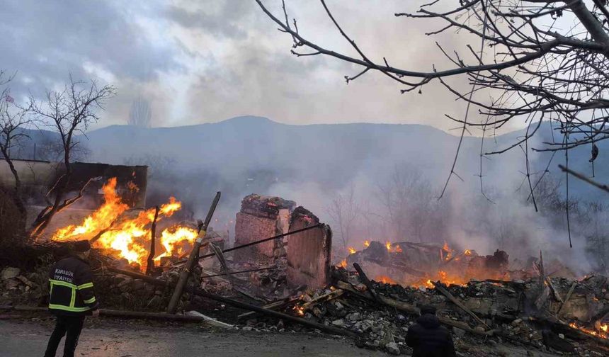 Karabük'te köyde çıkan yangın 4 evi ve bir ahırı küle çevirdi