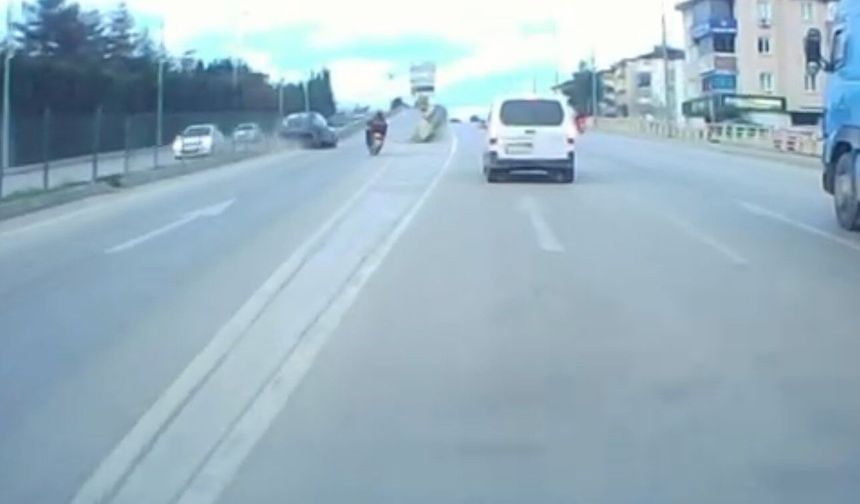 Motosiklete çarpmamak için direksiyonu kırdı, otomobil refüje çarptı