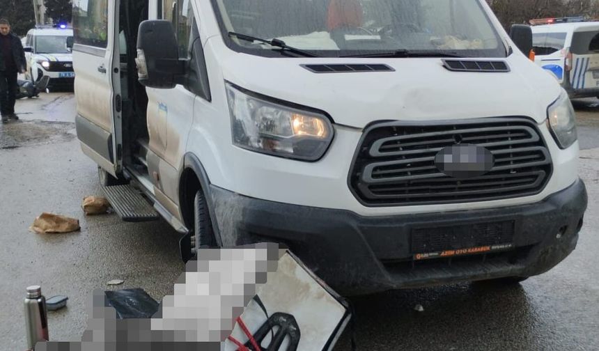 Öğrenci servisi ile çarpışan motokurye kaldırıldığı hastanede hayatını kaybetti
