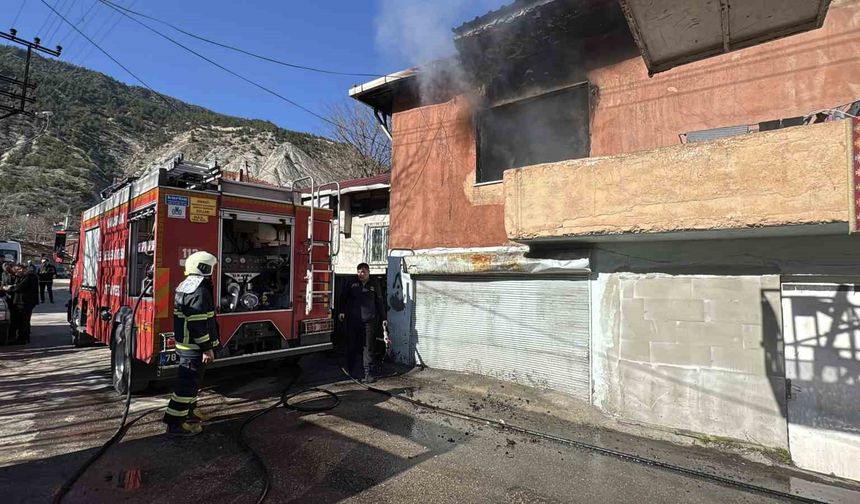 Tek katlı evde çıkan yangın söndürüldü