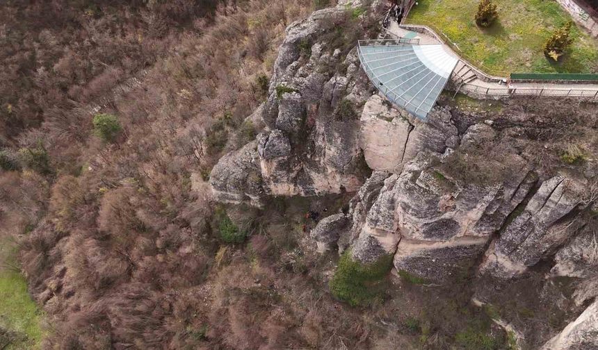 Genç kız 80 metre yüksekliğindeki cam terastan kendini boşluğa bıraktı