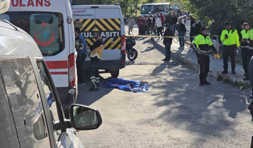 Annesinin elinden kurtulup yola fırlayan 3 yaşındaki Aybars servis aracının altında can verdi