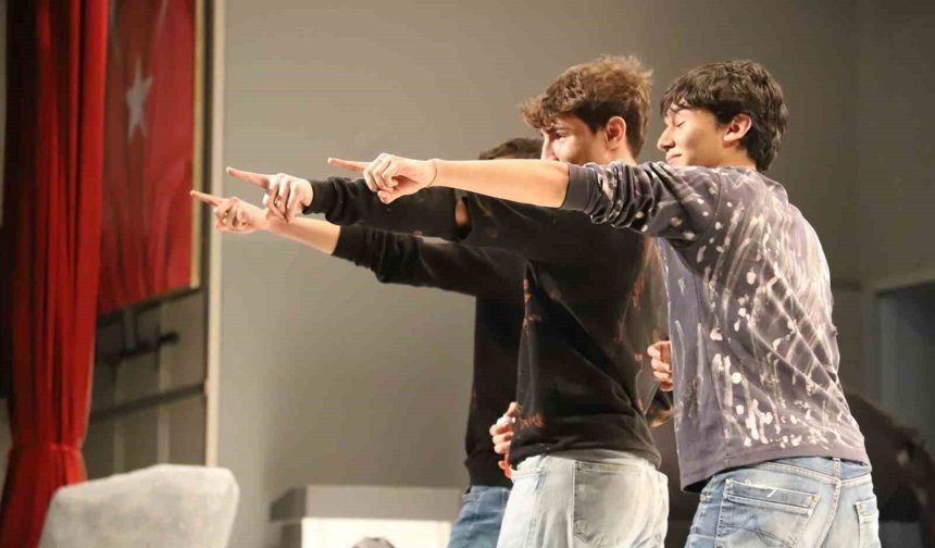 Karabük'te gençler tiyatro sahnesinde yarıştı