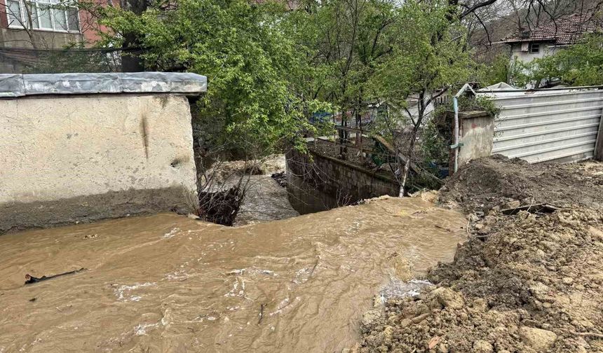 Karabük'te sağanak yağış sonrası dereler taştı