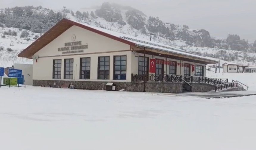 Keltepe Kayak Merkezi nisan ayında beyaz örtüyle kaplandı