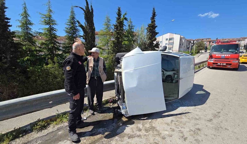 Köprüde kontrolden çıkan otomobil yan devrildi: Sürücü yara almadan kurtuldu