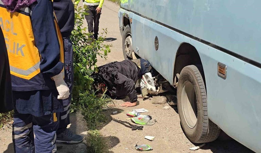 Minibüsün altında can pazarı: Motosikletliyi ekipler zamanla yarışarak kurtardı