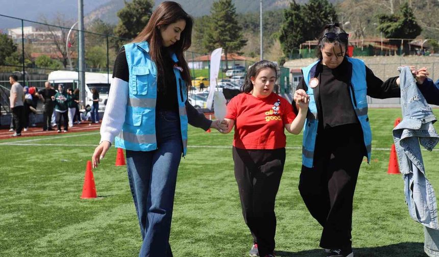 Otizm Farkındalık Günü'nde özel öğrenciler futbol sahasında buluştu