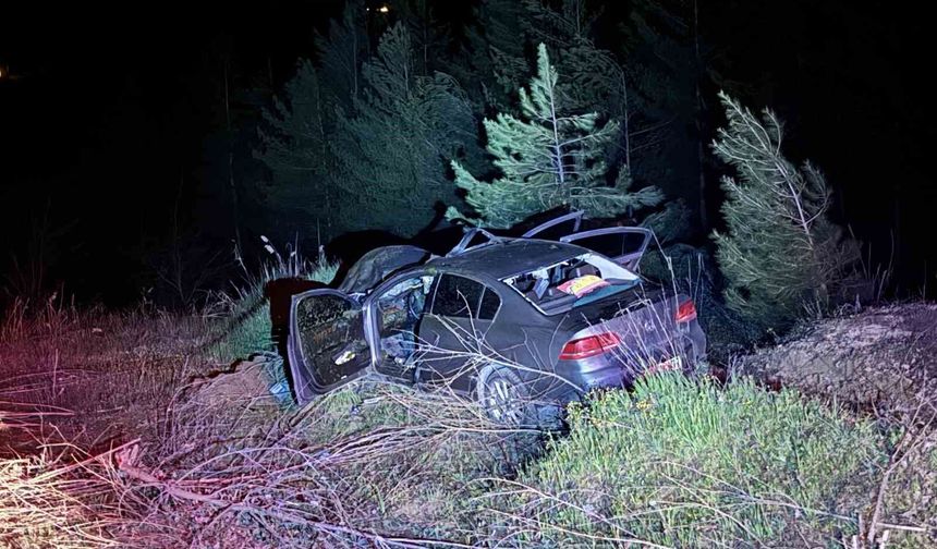Otomobil kara yoluna çıkan ata çarptı: 3 yaralı