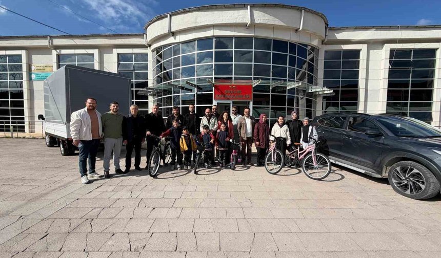 Ovacıklı öğrencilerin yüzü bisiklet desteğiyle güldü