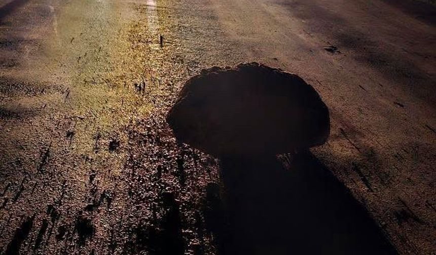 Yamaçtan kopan kaya parçaları Karabük-Yenice kara yoluna düştü