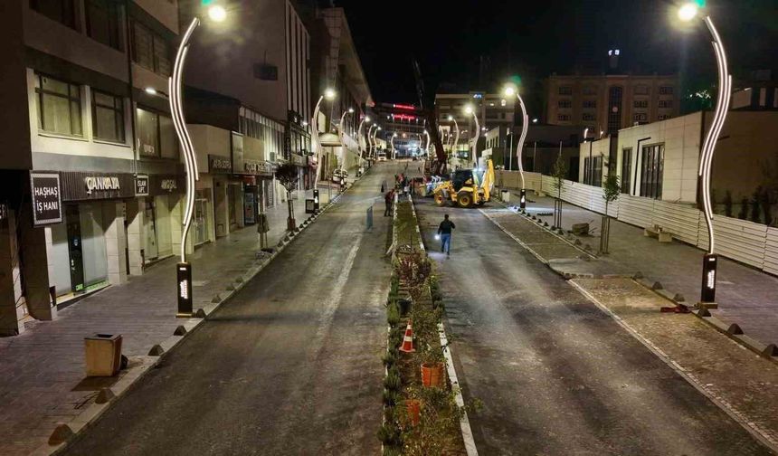 Karabük'te caddeler gece mesaisiyle yenileniyor