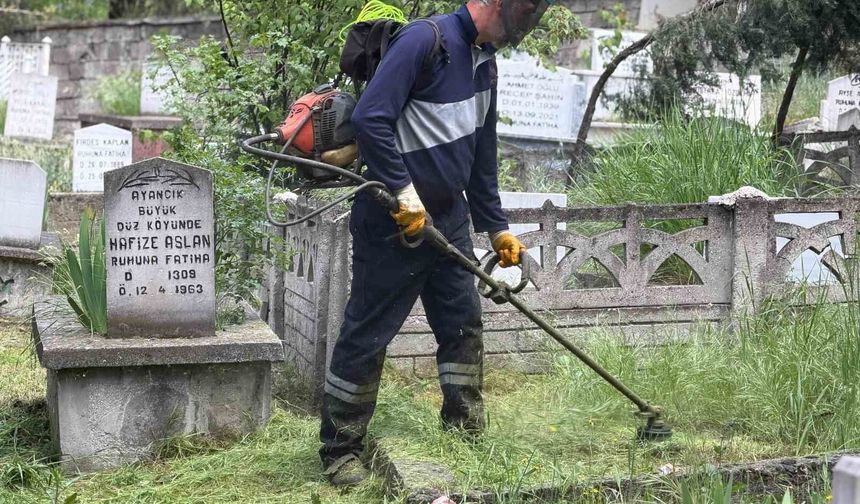 Karabük'te mezarlıklarda bayram mesaisi başladı